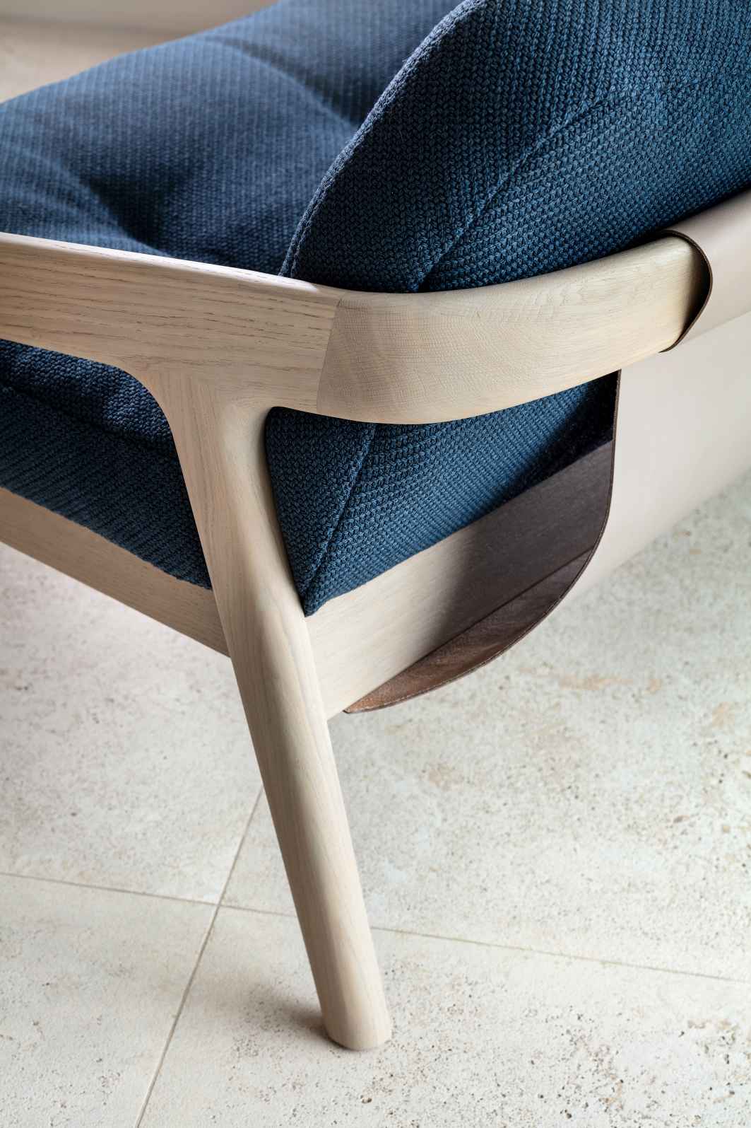Detailaufnahme vom Friday 2 Sofa mit blauem Stoffbezug und hellem Holzgestell von Zeitraum.
