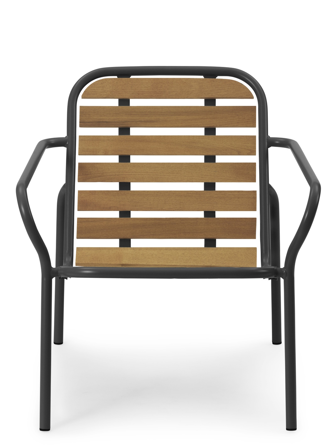 Vig Lounge Chair Wood Sessel Outdoor von Normann Copenhagen mit Holzlatten und grauem Metallgestell.