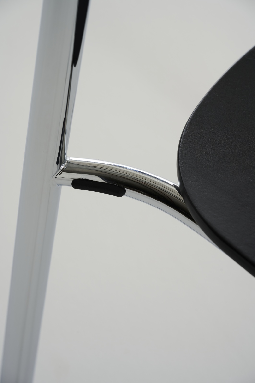 Detailaufnahme von Thonet S 243 Stahlrohrstuhl mit olivgrüner Sitzfläche, minimalistisches Design und verchromtem Gestell.