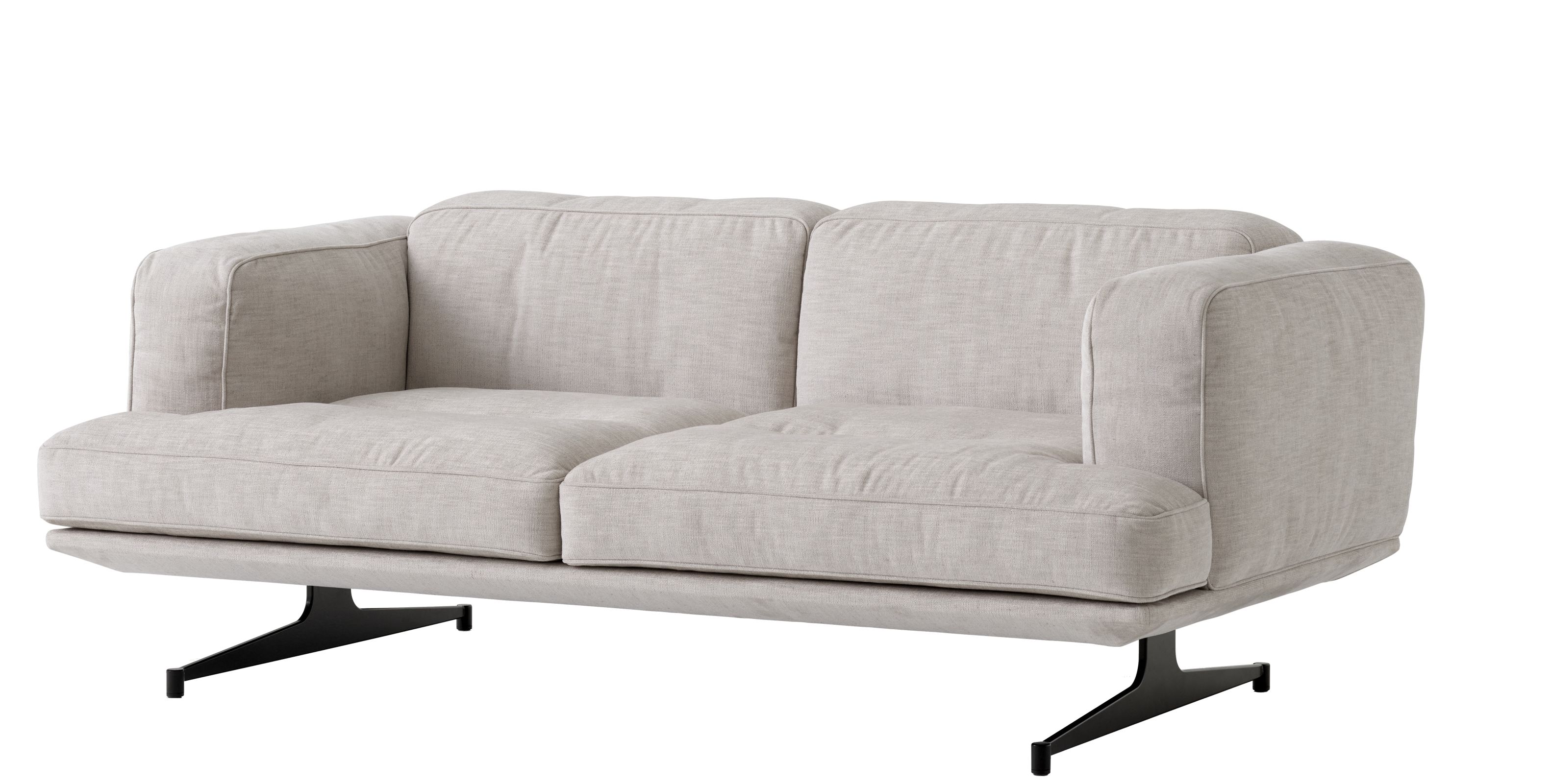AndTradition Inland Sofa AV22/AV23: Beiges Stoffsofa mit zwei Sitzen und schwarzem Metallfuß.
