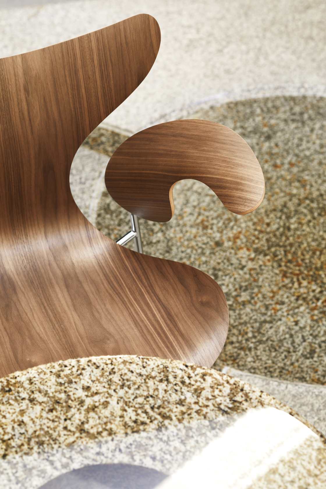 Detailaufnahme des Fritz Hansen Lily Armlehnstuhls 3208 aus Walnussholz, ein Designklassiker für modernes Wohnen.
