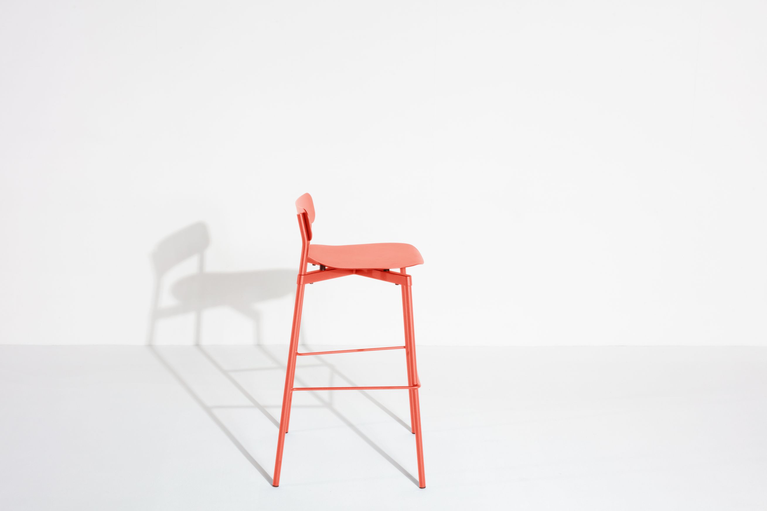 Fromme Barhocker in Koralle von Petite Friture, H 75 cm, seitliche Ansicht, minimalistisches Design.