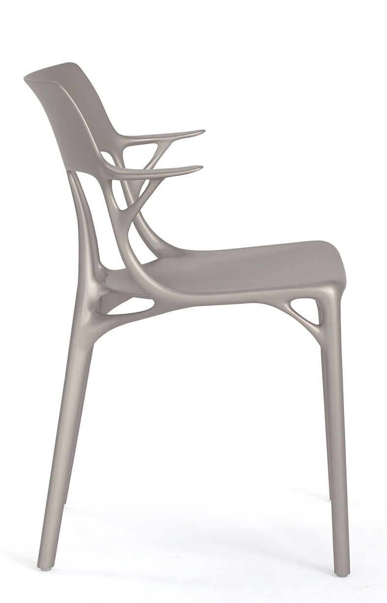 A.I. Stuhl von Kartell, grauer Design Stuhl aus Kunststoff, Seitenansicht. Moderner Esszimmerstuhl.