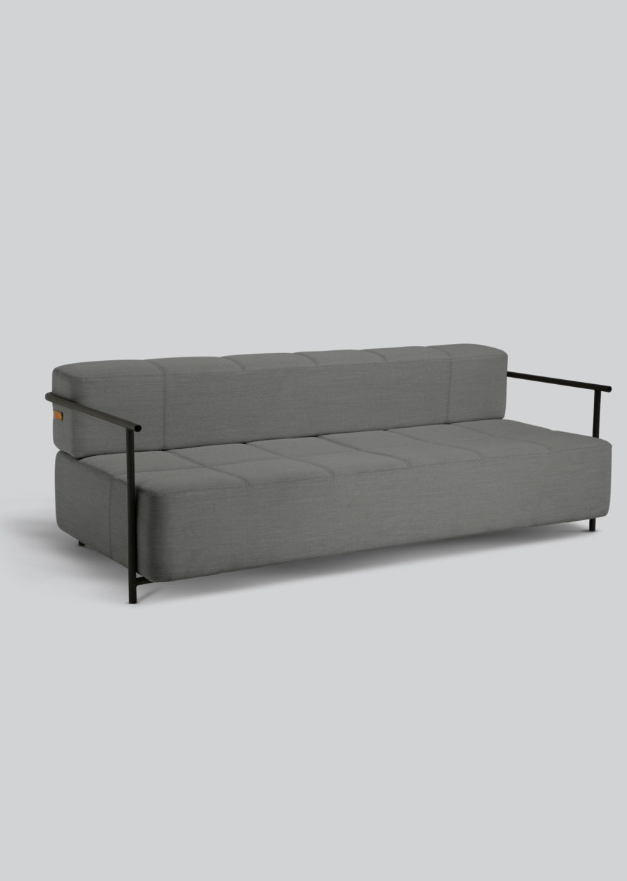 Graues Daybe Schlafsofa mit Armlehnen und gesteppter Oberfläche. Moderne Schlafcouch für Wohnzimmer.