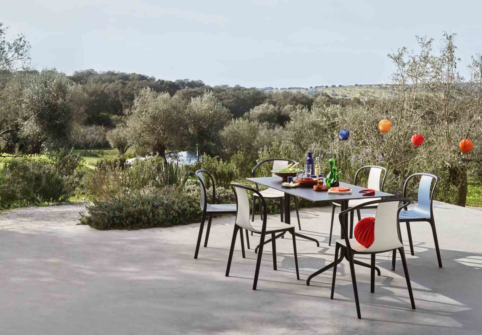 Vitra Belleville Table Esstisch mit Stühlen im Freien, moderner Gartentisch für stilvolle Outdoor-Möbel.