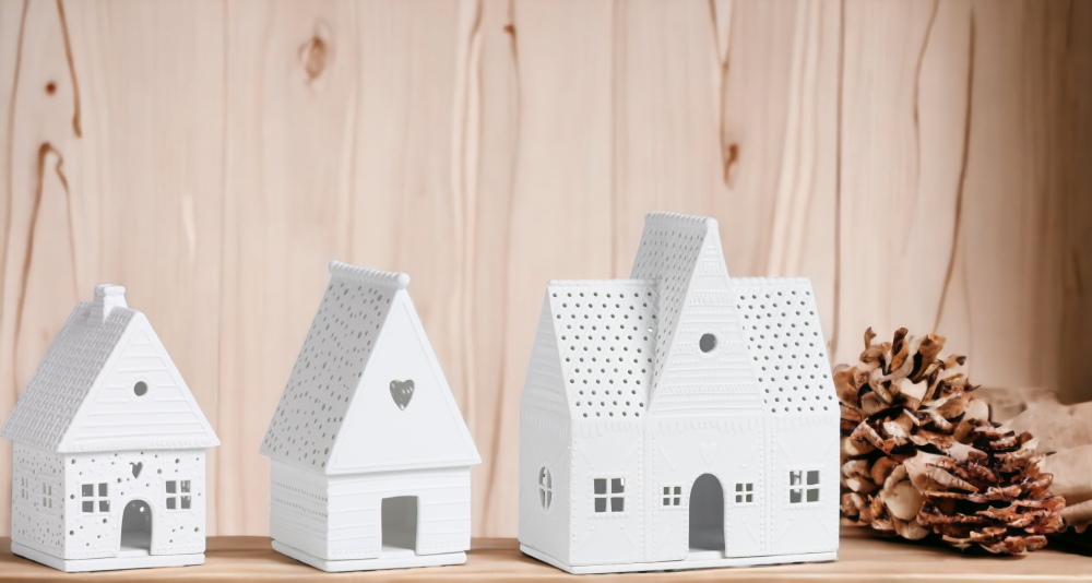 Zuhause Lichthaus 3er Set von Räder: Dekorative, weiße Lebkuchenhäuser mit filigranen Details und stimmungsvollem Lichtschein.