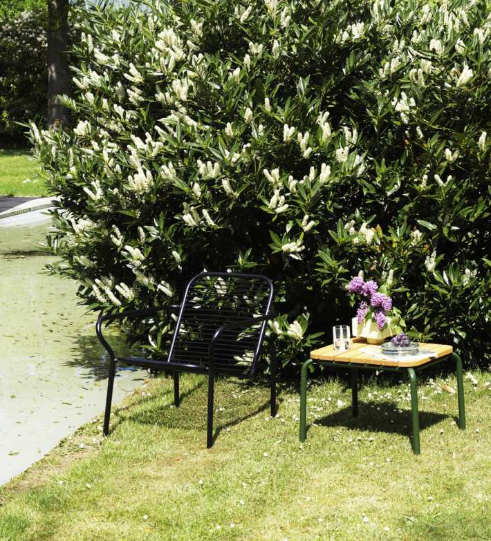 Normann Copenhagen Vig Table Outdoor 55x45 cm mit Stuhl im Garten, Blumen und Getränke.