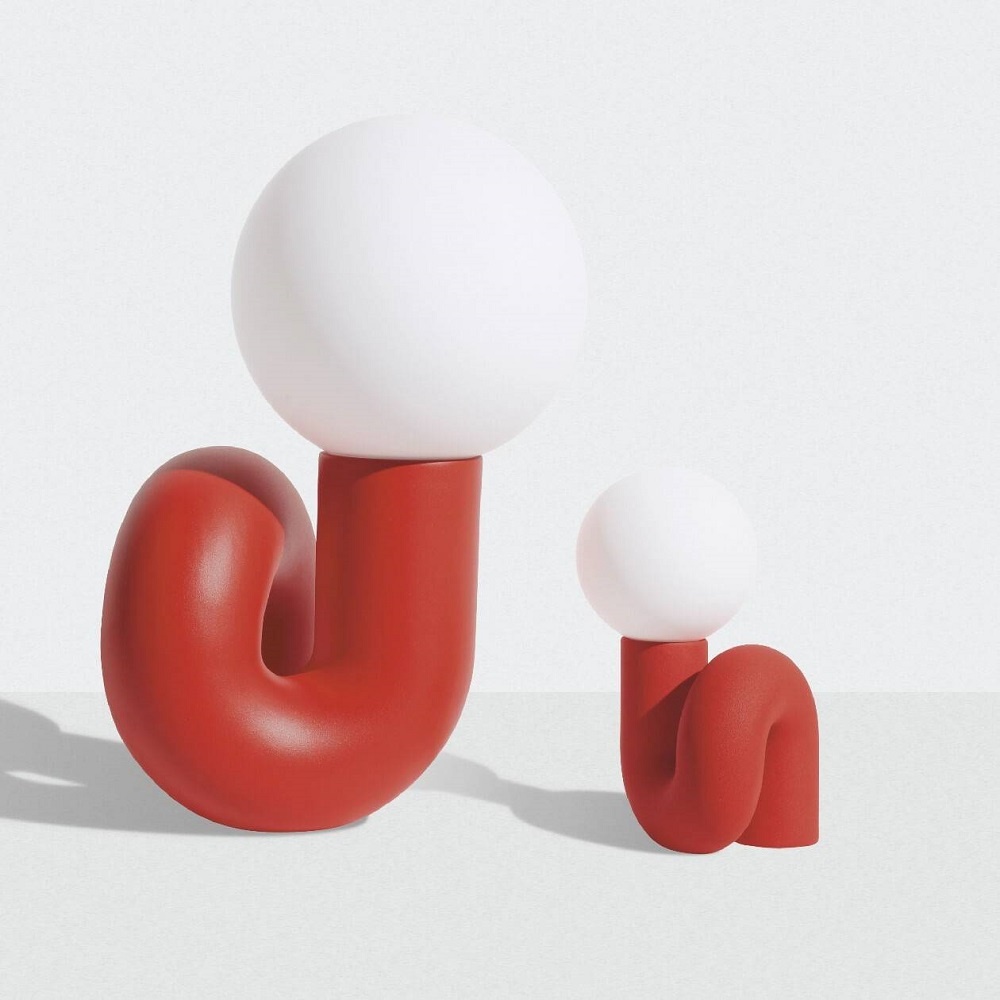 Neotenic Tischleuchte von Petite Friture, rote Designerlampe mit weißem Kugelschirm, modernes Wohnaccessoire.