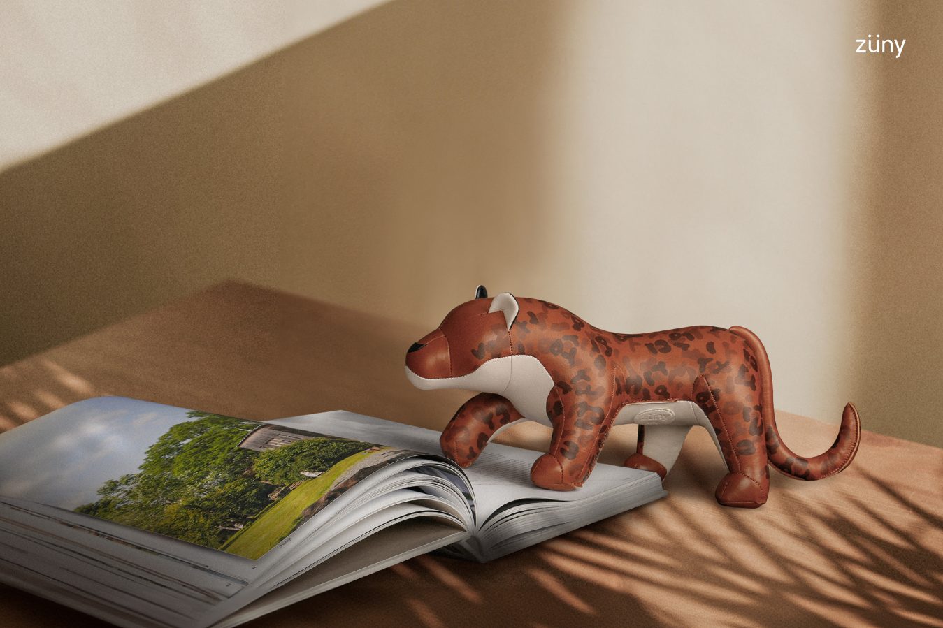 ZÜNY Leopard Ray Tan Buchstütze aus Leder aufgeschlagenem Buch, dekorative Tierfigur für Bücherregal.