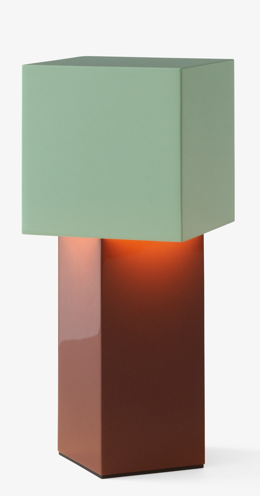 Pivot ATD7 Tischleuchte von AndTradition, moderne Akkuleuchte in Grün und Braun, warmes Licht.