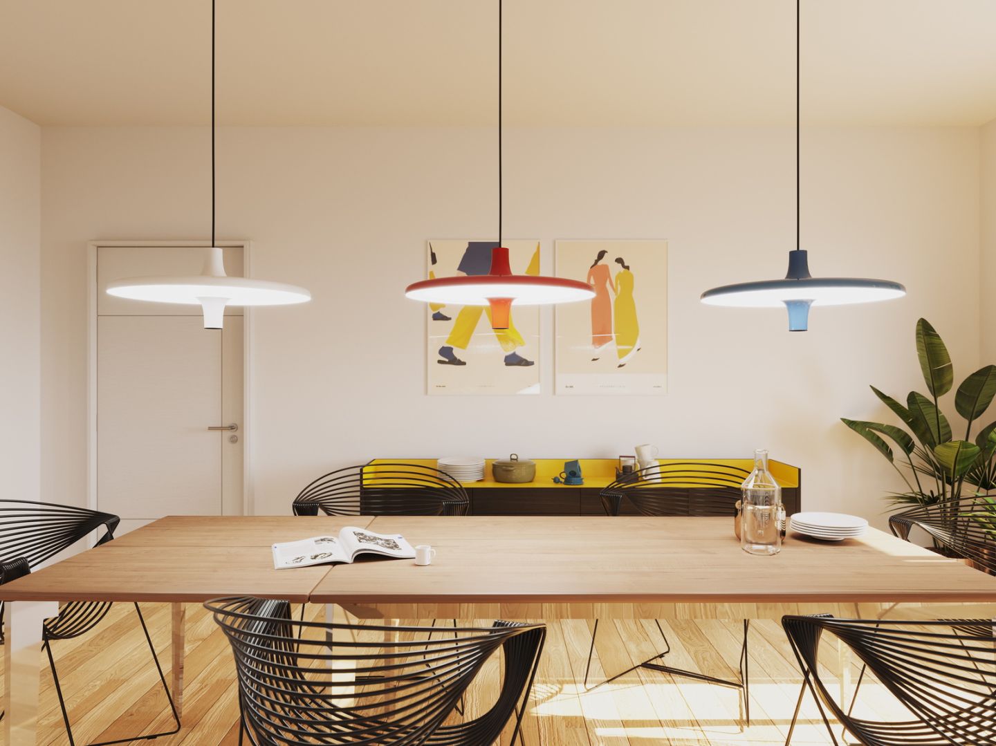 Esszimmer mit drei Avro Hängeleuchten von Martinelli Luce in Weiß, Rot und Blau über einem Holztisch.