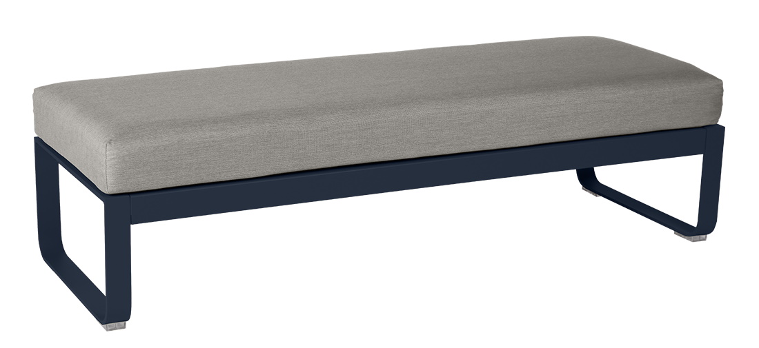 Bellevie Polsterhocker für den Außenbereich: Grauer Sitz auf blauem Metallgestell. Outdoor Möbel für zwei Personen.