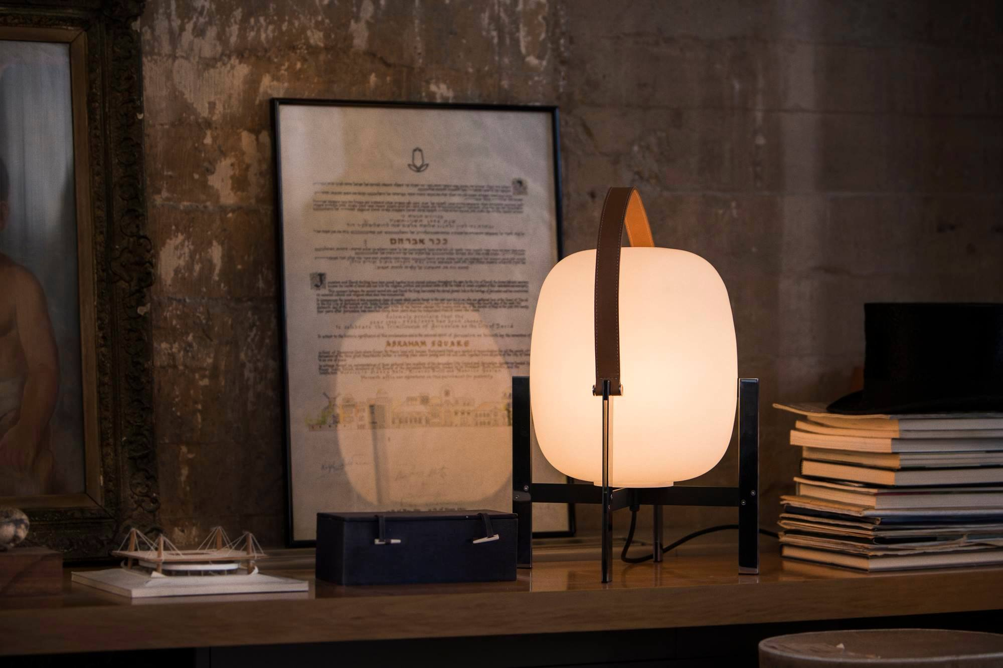 Cesta Metálica Tischleuchte von Santa & Cole mit Ledergriff, warmes Licht und modernes Design.