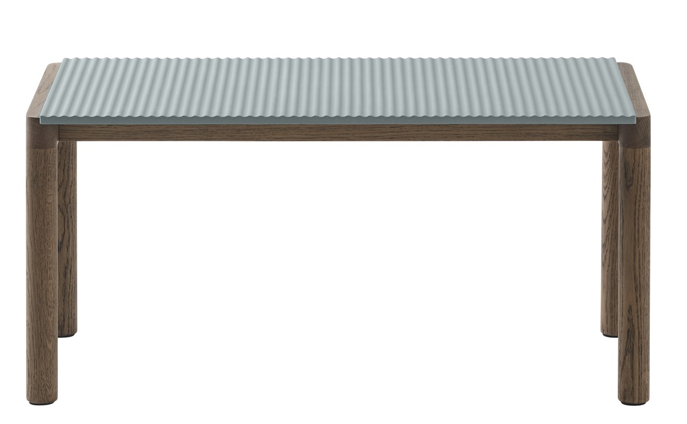 Muuto Couple Coffee Table Couchtisch mit geriffelter, hellgrauer Tischplatte und braunem Holzgestell, Frontansicht.