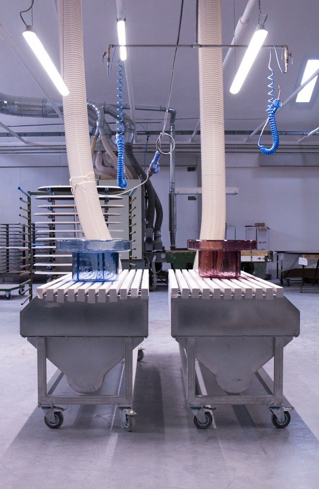Soda Beistelltisch von Miniforms in Amethyst und Blau während der Produktion. Design Beistelltische aus Glas.