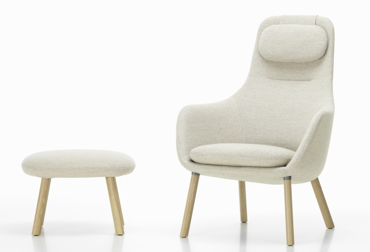 Vitra Hal Lounge Chair Sessel mit Ottoman in hellem Stoffbezug und Holzfüßen, isoliert.