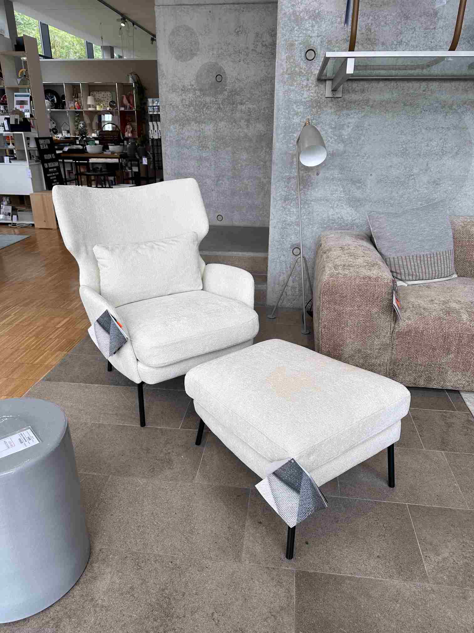 Seatrelax Sessel mit Ottoman in Weiß, modernes Design für Wohnzimmer und Entspannung.
