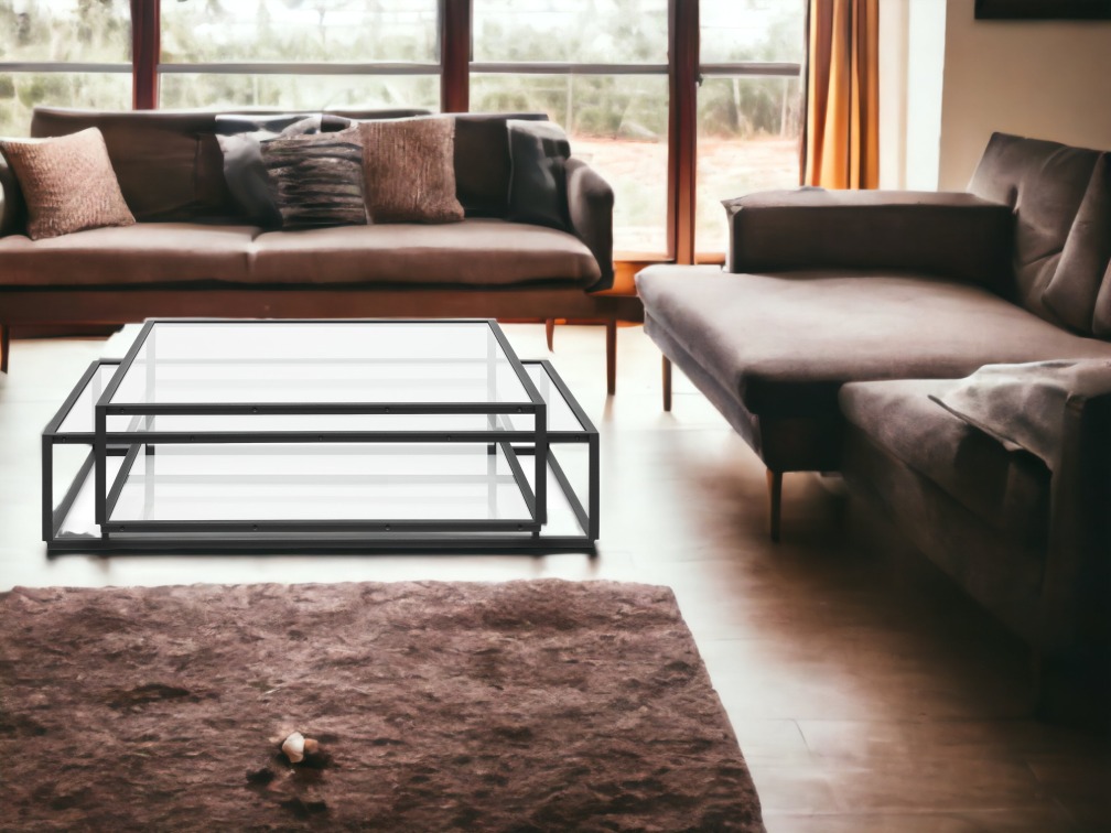 Tangled Square Couchtisch Spectrum: Moderner Wohnzimmer-Couchtisch mit Glasplatte und schwarzem Metallrahmen auf braunem Teppich.