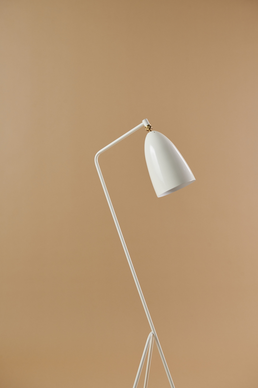 Weiße Gräshoppa Stehleuchte von Gubi, modernes Design mit schwenkbarem Lampenschirm für Wohnzimmer und Büro.