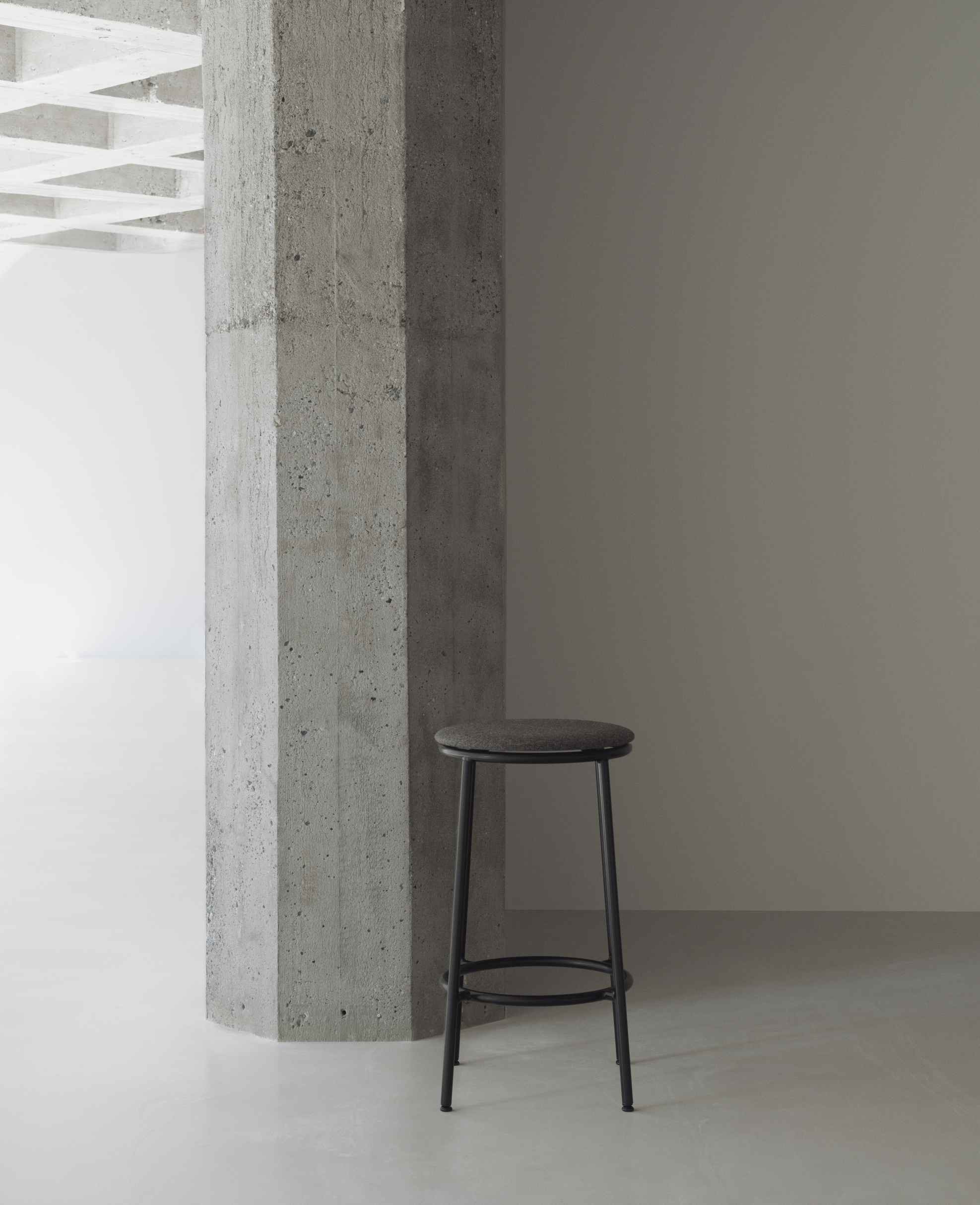 Circa Barstuhl H 65 cm von Normann Copenhagen, grauer Barhocker mit Fußstütze.