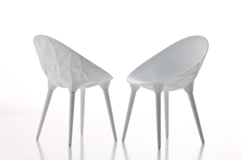 Zwei weiße Design Stühle, Modell Rock Chair von Moroso Diesel, moderne Sitzmöbel für Wohnzimmer.
