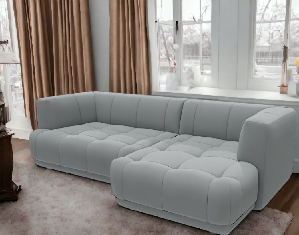 Helles Wohnzimmer mit grauem Quilton Combination Sofa von Hay, modernes modulares Ecksofa mit gesteppten Polstern.