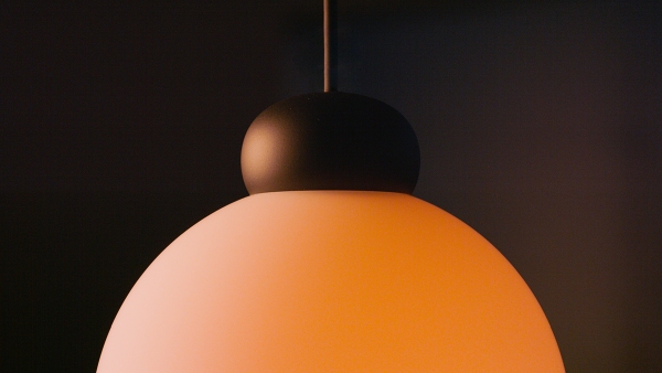 Nahaufnahme der grauen Sun Pendelleuchte, modernes Design für Wohnzimmer und Esszimmer.