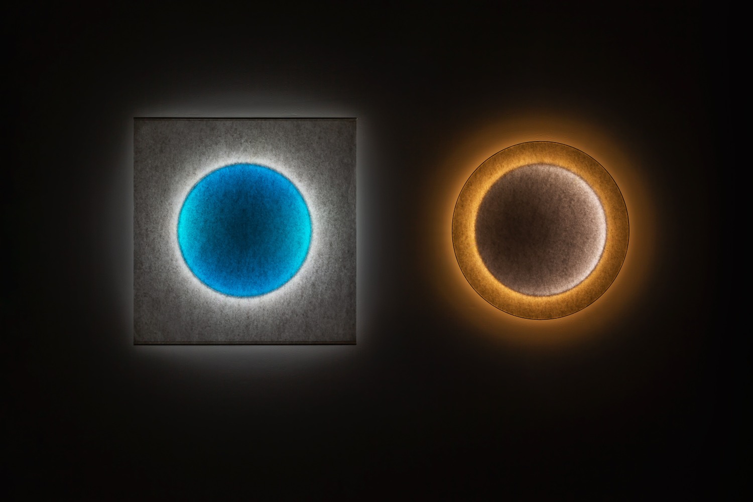 Moodmoon Wandleuchten: Runde Designleuchten von Ingo Maurer, blaues und gelbes Licht.