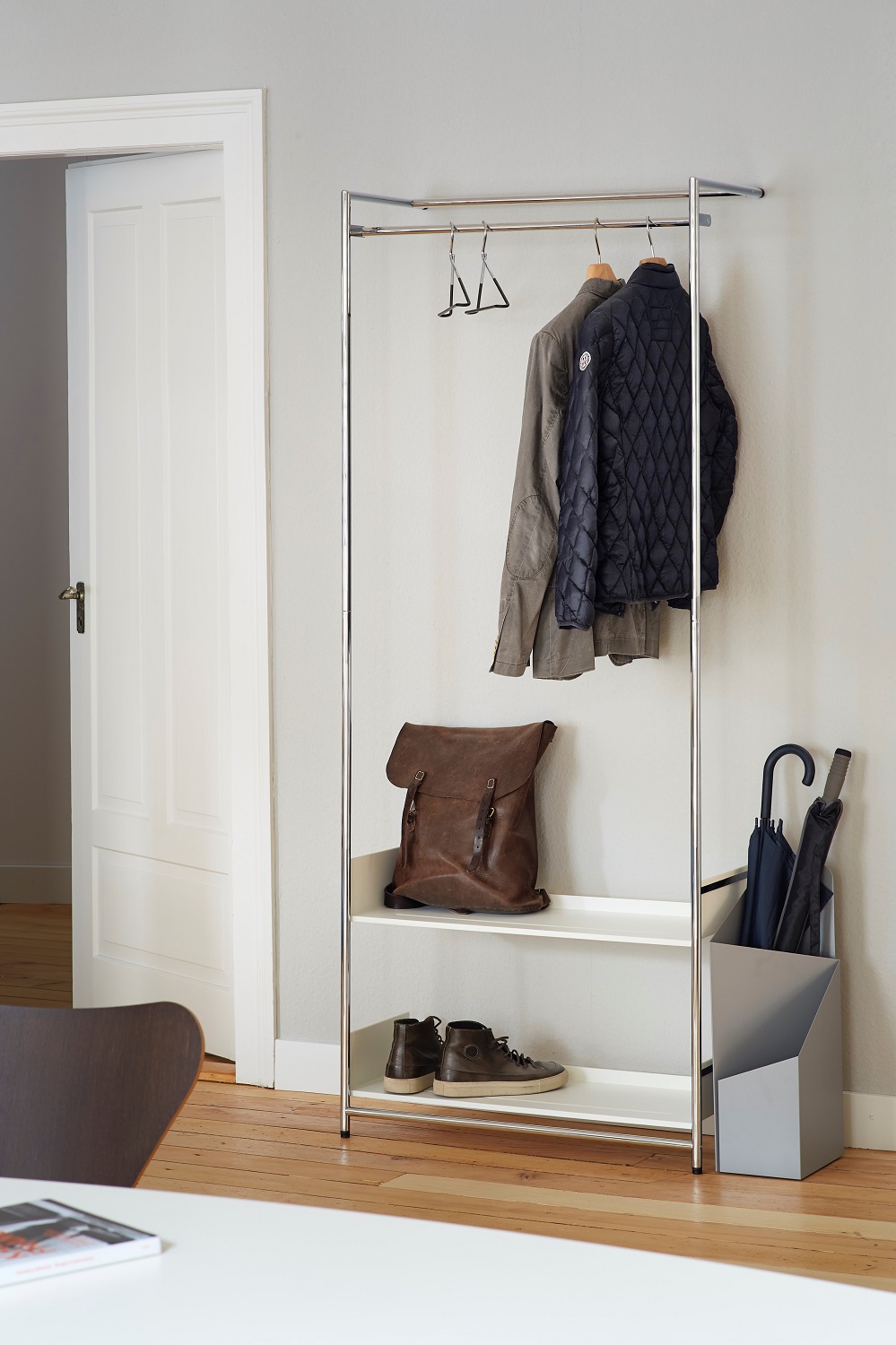 Comba Anlehngarderobe von Mox mit Kleidung, Rucksack, Schuhen und Schirmständer im modernen Flur.