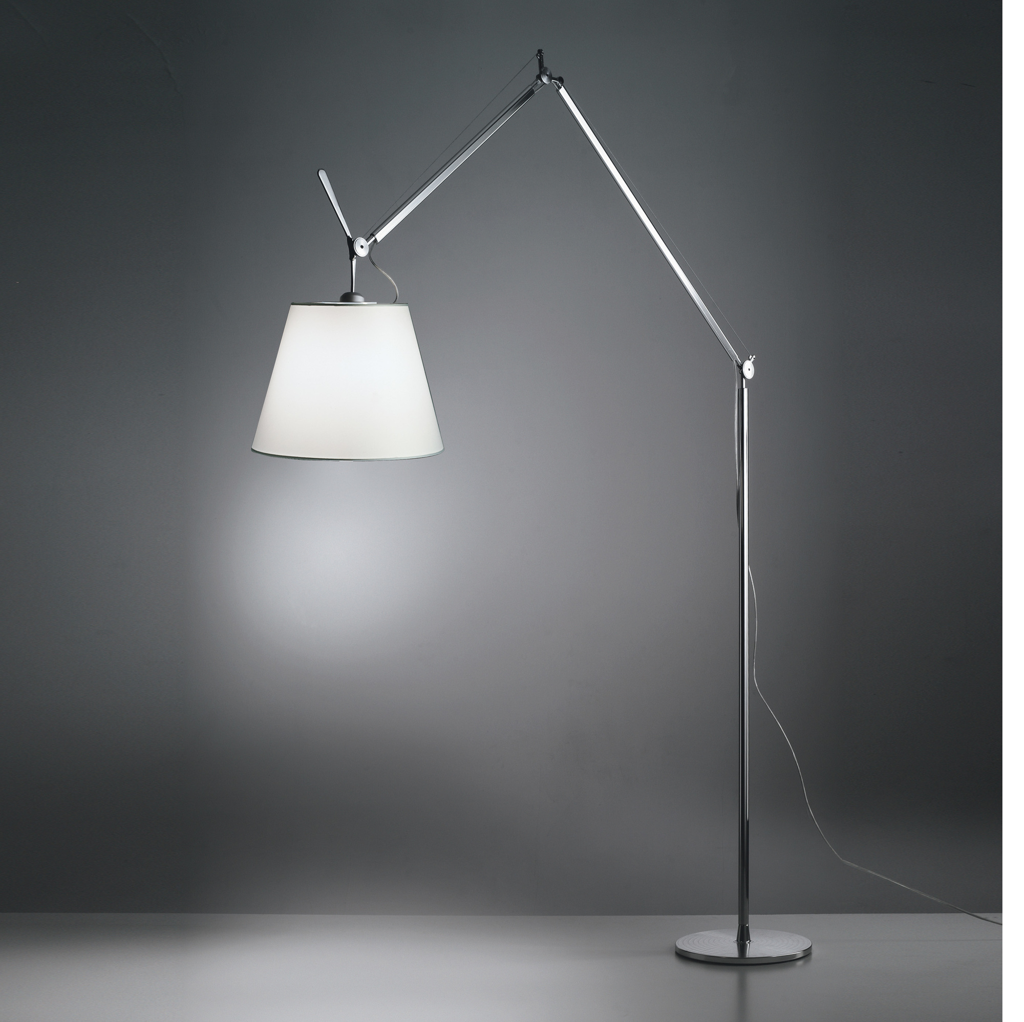 Tolomeo Stehleuchte mit Dimmer von Artemide: Verstellbare LED-Stehlampe mit weißem Lampenschirm.