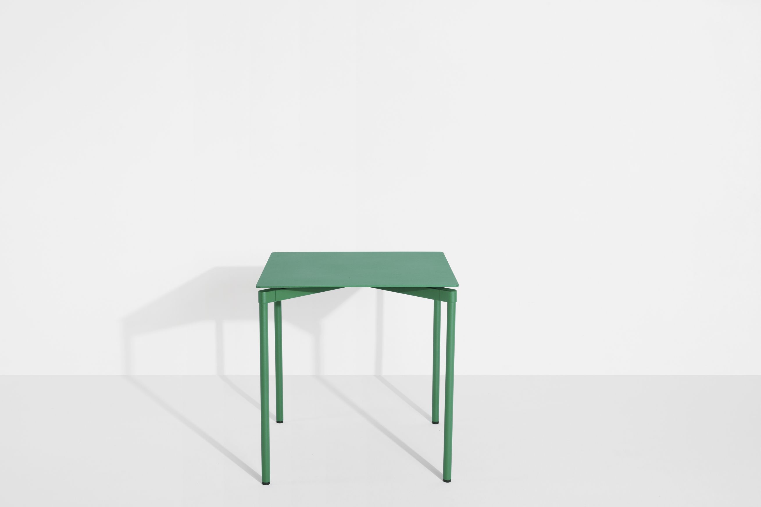 Quadratischer Fromme Dining Table Esstisch von Petite Friture in Mintgrün, minimalistisches Design für Esszimmer und Küche.