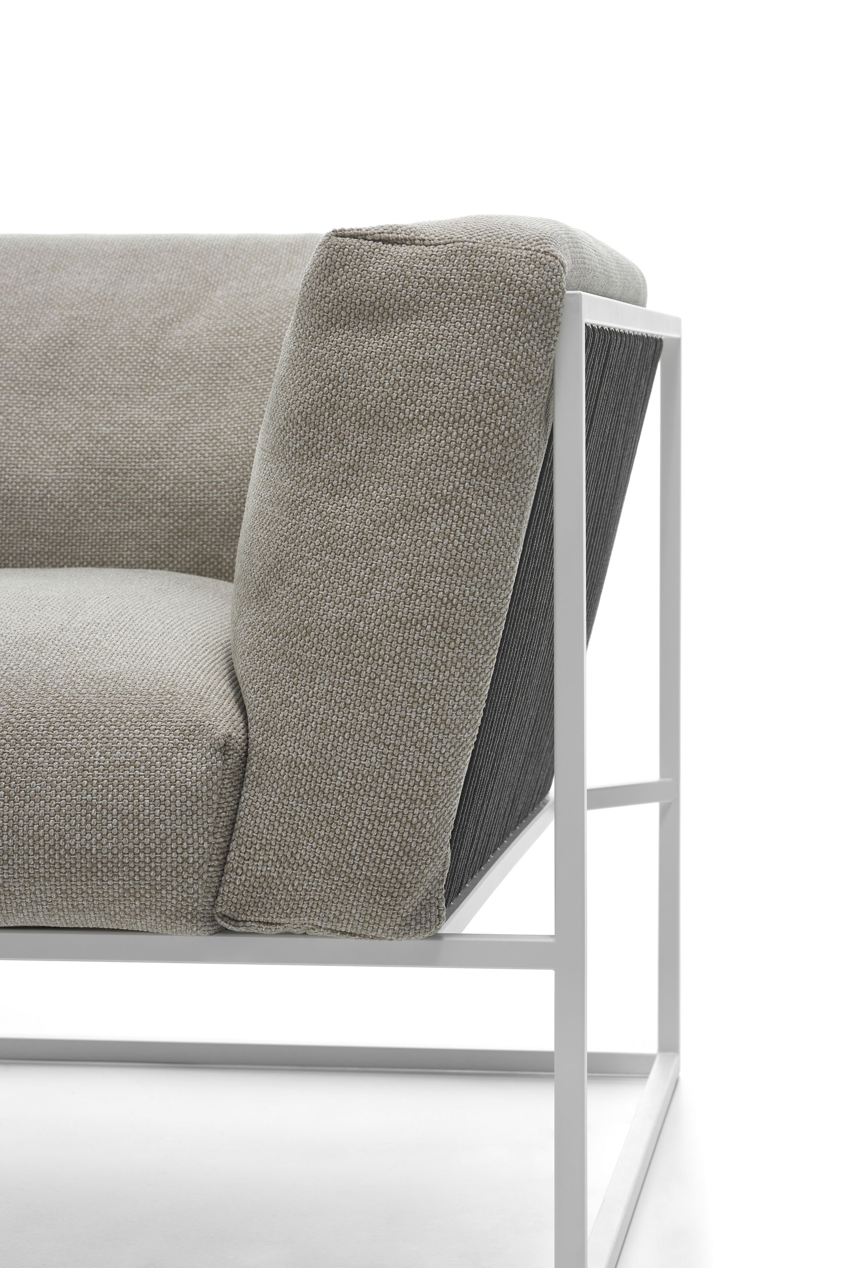 Detailaufnahme des Arpa Outdoor Sofas von MDF Italia mit hellgrauem Stoffbezug und weißem Rahmen.