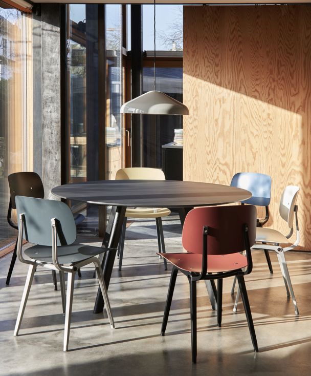 Esstisch mit sechs Hay Revolt Stühlen in verschiedenen Farben im modernen Esszimmer.
