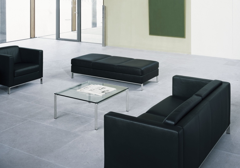 Schwarzes FOSTER Sofa von Walter Knoll mit Sessel, Hocker und Glastisch. Moderne Ledercouch.