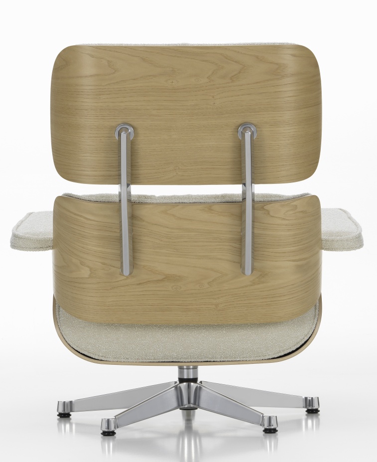 Rückansicht des Eames Lounge Chair Sessels von Vitra mit hellem Holz und Stoffbezug.