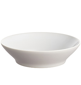 Nahaufnahme eines einzelnen, weißen Alessi Suppentellers aus dem Tonale 4er Set. Elegantes Design für Suppen und mehr.