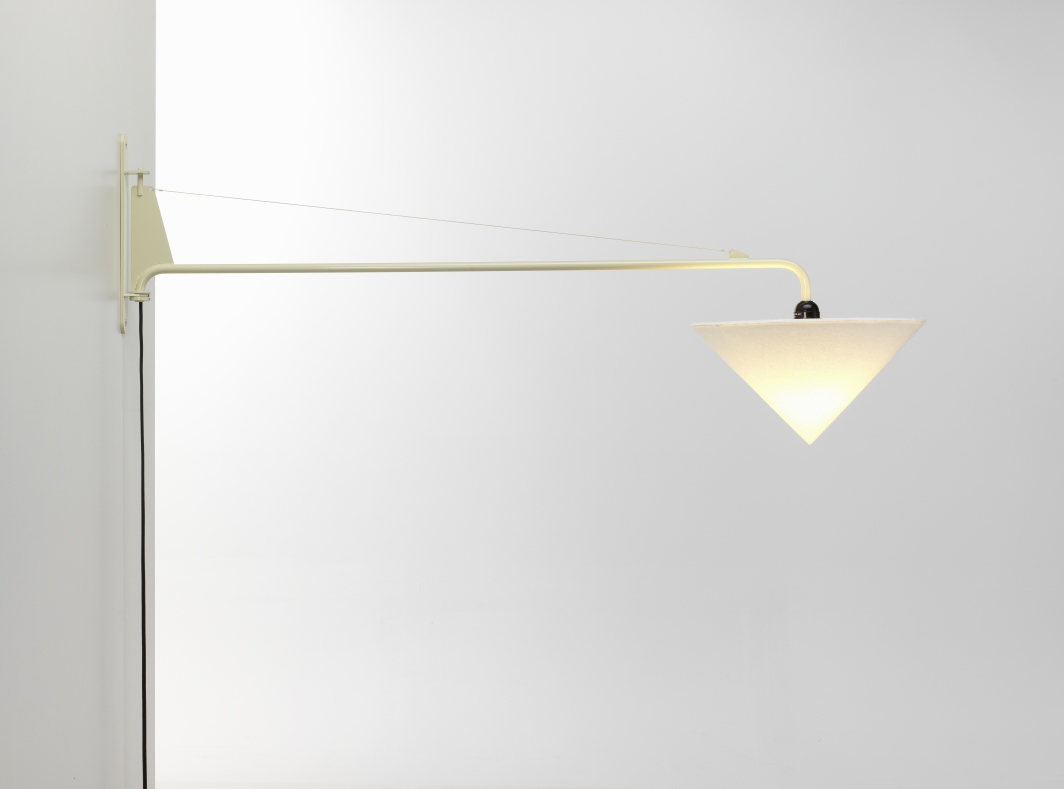 Vitra Potence Wandleuchte mit konischem Lampenschirm aus Stoff, modernes Design für Wohnzimmer und Schlafzimmer.