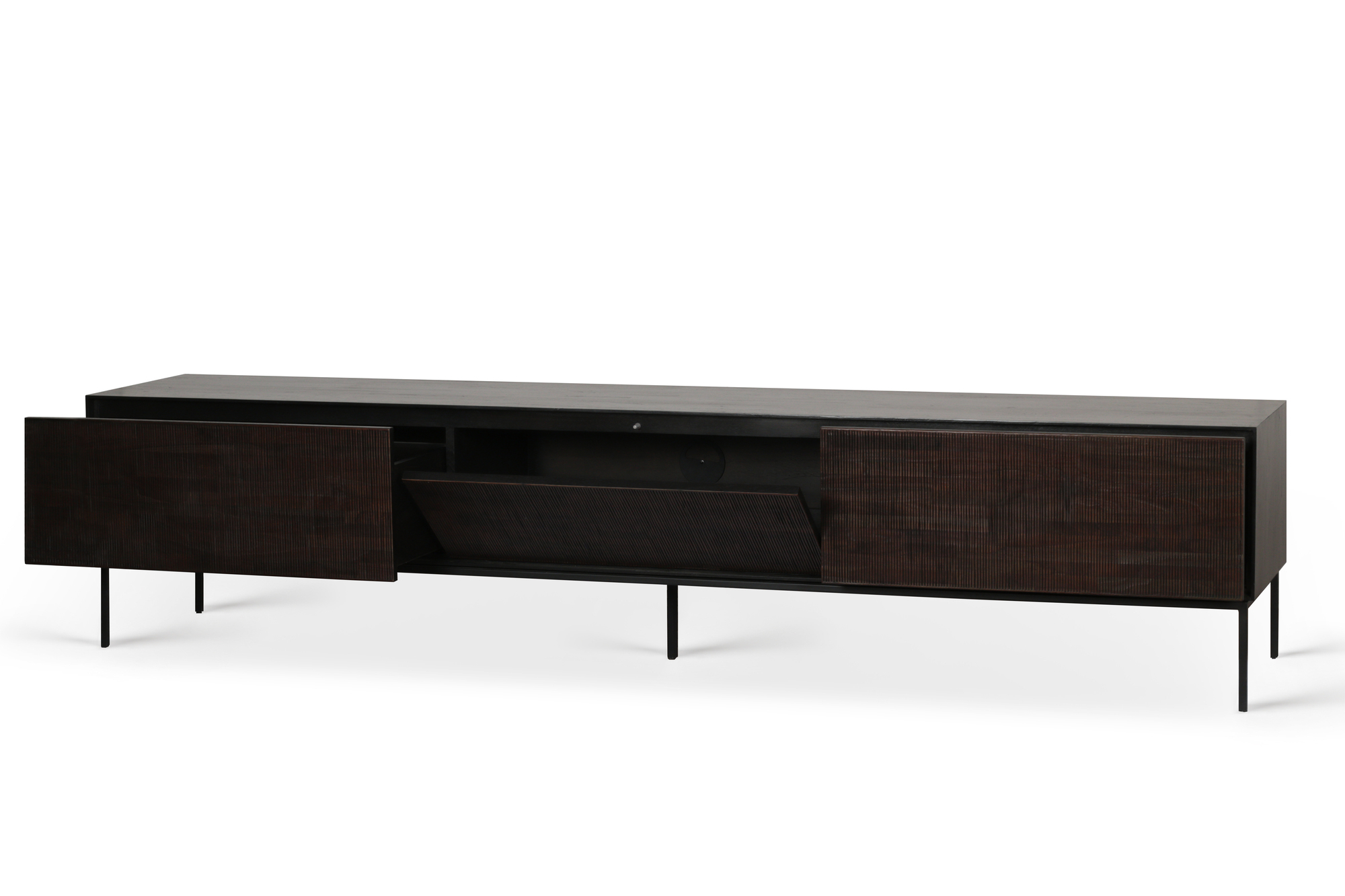 Ethnicraft Teak Grooves TV Möbel: Dunkles TV Lowboard aus Teakholz mit Rillenmuster und offenen Fächern.