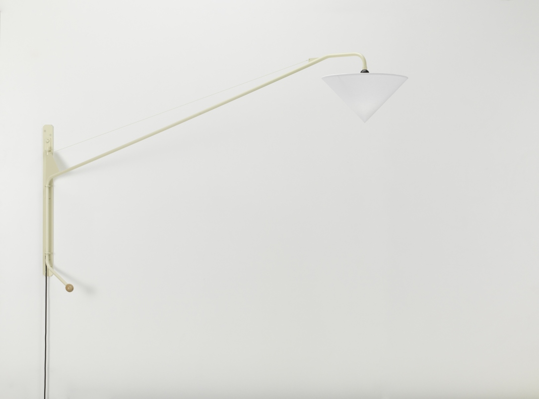Vitra Potence Wandleuchte mit konischem Lampenschirm, Designklassiker für Wohnzimmer und Schlafzimmer, modernes Beleuchtungskonzept.
