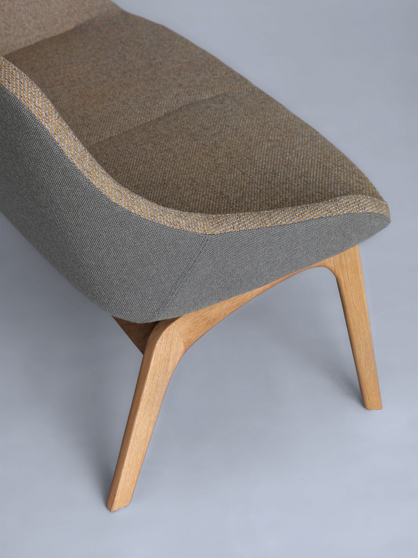 Nahaufnahme des Morph Duo Lounge Sofas von Zeitraum mit grauem und braunem Stoffbezug und Holzbeinen.
