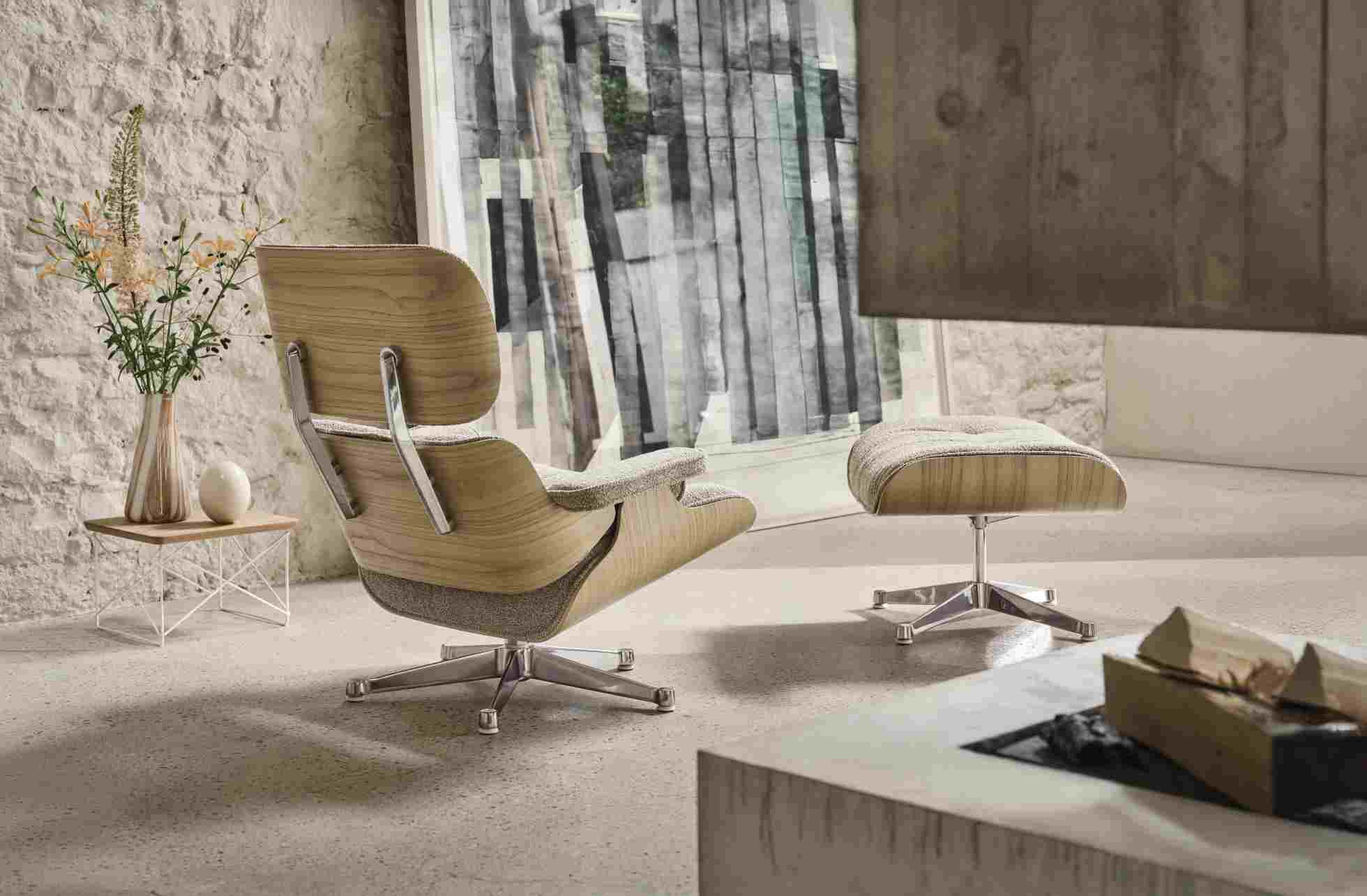Eames Lounge Chair mit Ottoman in hellem Holz und grauem Stoffbezug, Vitra Designklassiker.