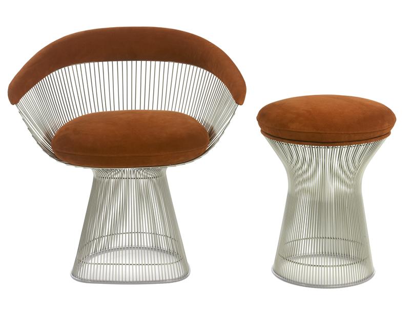Platner Sitzhocker von Knoll International mit braunem Polster und passendem Sessel aus Stahldraht.