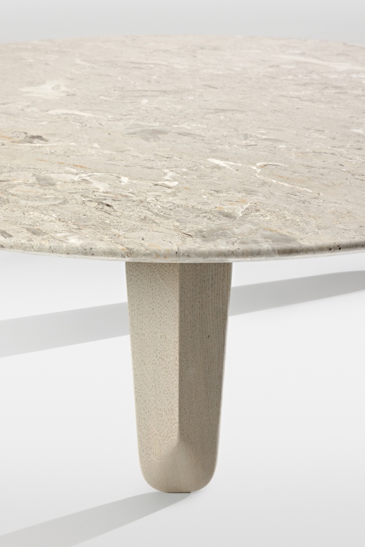 Detailaufnahme des Kuyu Marble Couchtisches mit runder Marmorplatte und hellem Holzfuß auf weißem Hintergrund.
