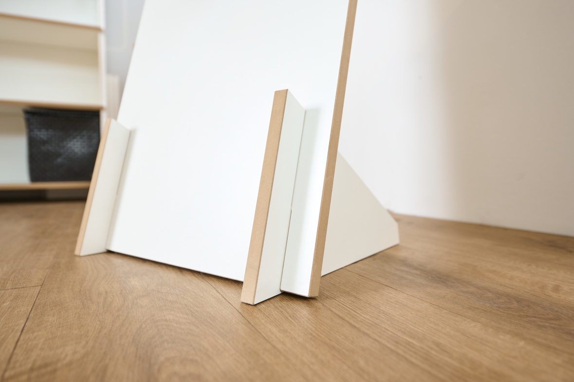 Detailaufnahme des Tojo Stehpultes: Weißes, minimalistisches Design mit Holzdetails auf hellem Holzboden.