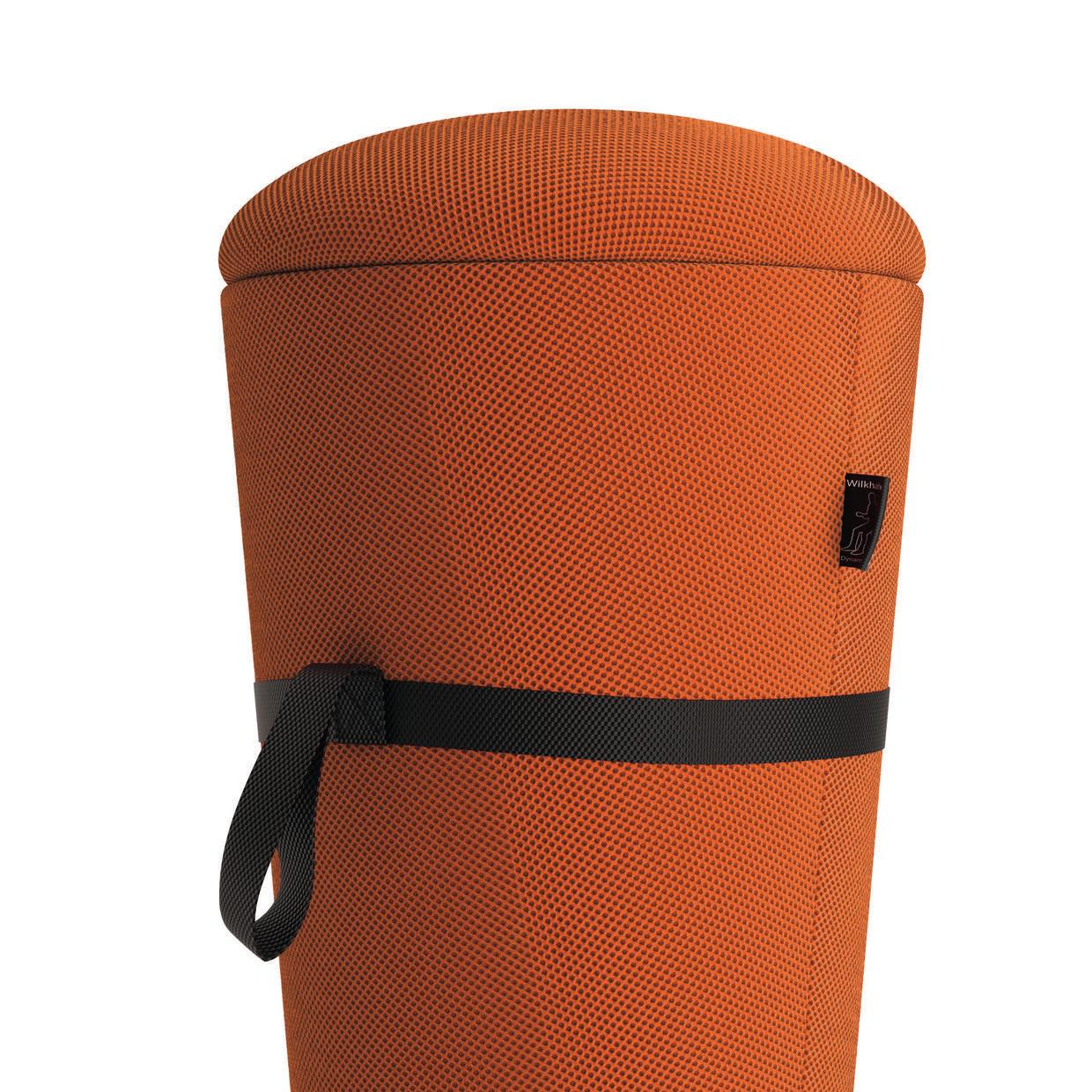 Oranger Wilkhahn Stand-Up Sitzhocker mit schwarzem Tragegurt, ideal für ergonomisches Sitzen und Stehen.