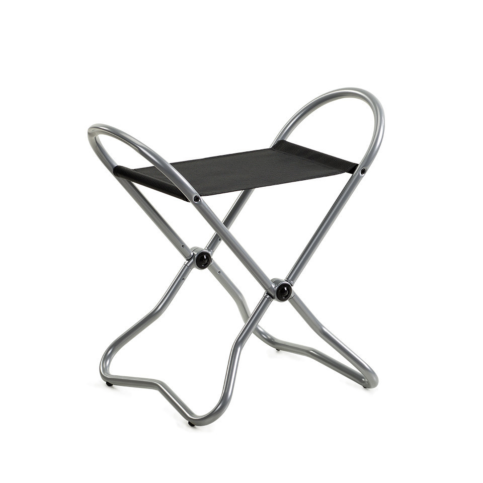 Chicago Klapphocker in Silbermetallic: Leichter, faltbarer Hocker mit schwarzer Sitzfläche für flexibles Sitzen.