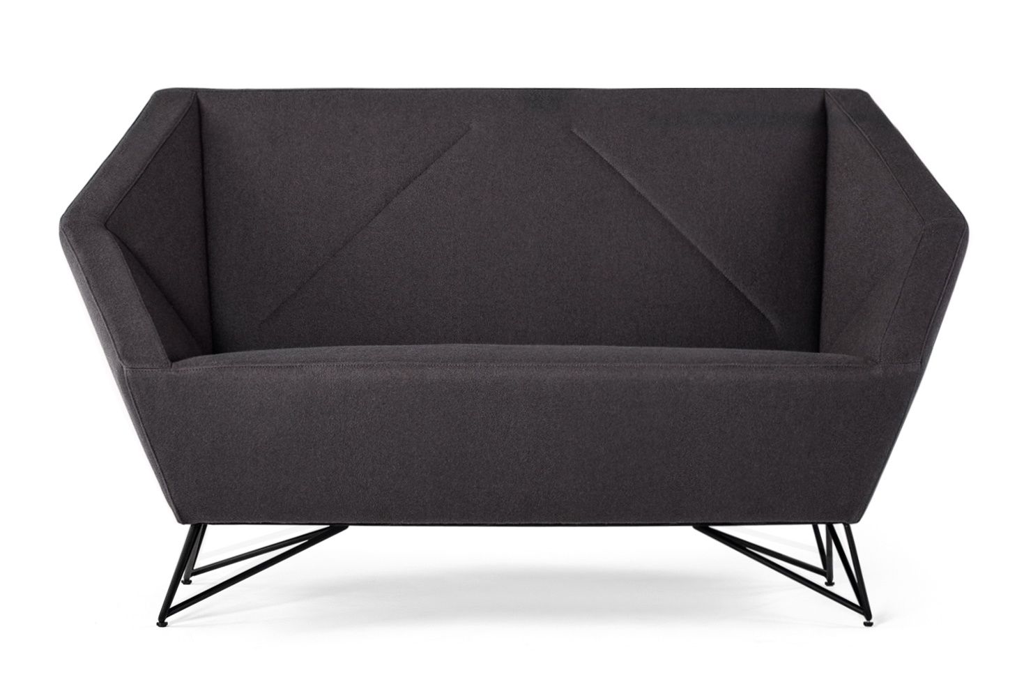 Graues 3angle Sofa von Prostoria, modernes 2-Sitzer Sofa mit schwarzen Metallbeinen.