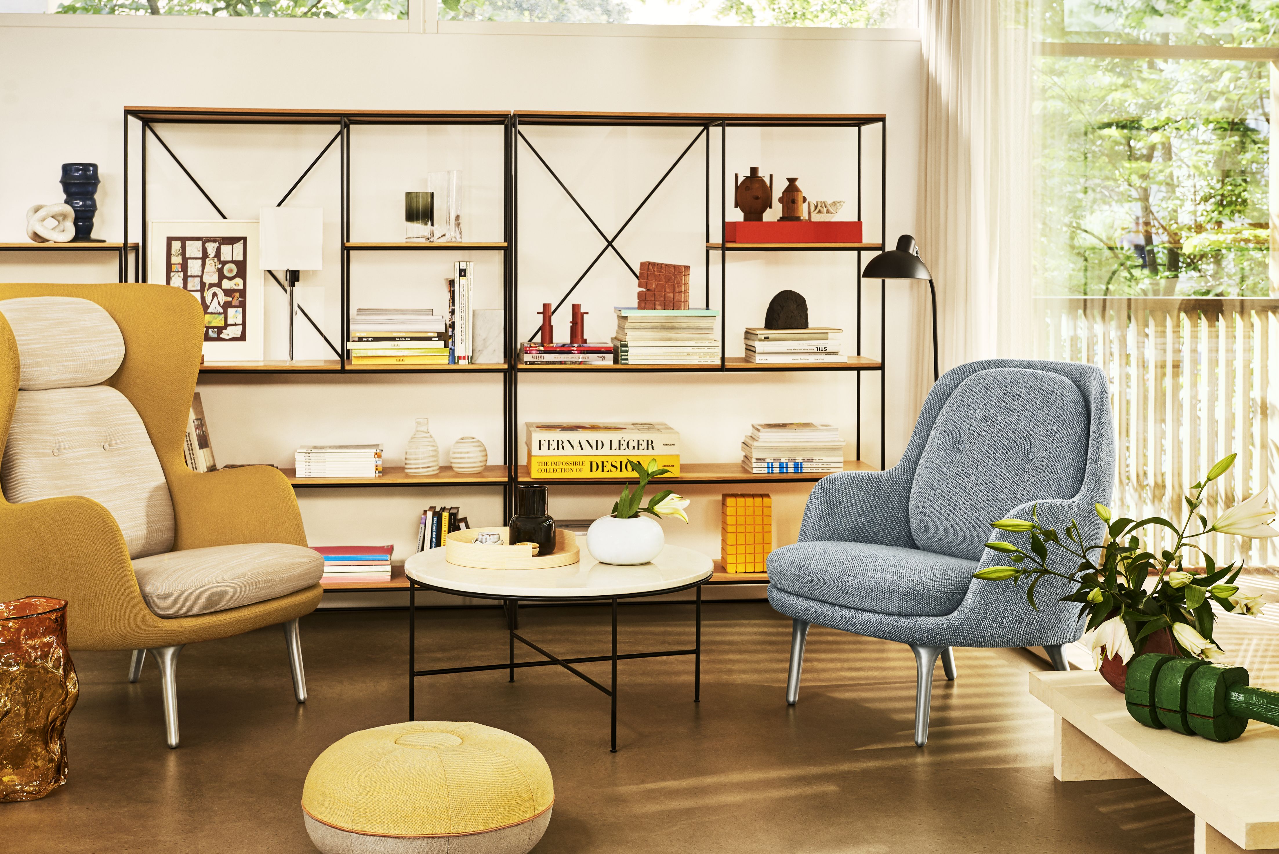 Wohnzimmer-Szene mit gelbem und blauem Ro Sessel von Fritz Hansen, Tisch, Regal und Dekoration.
