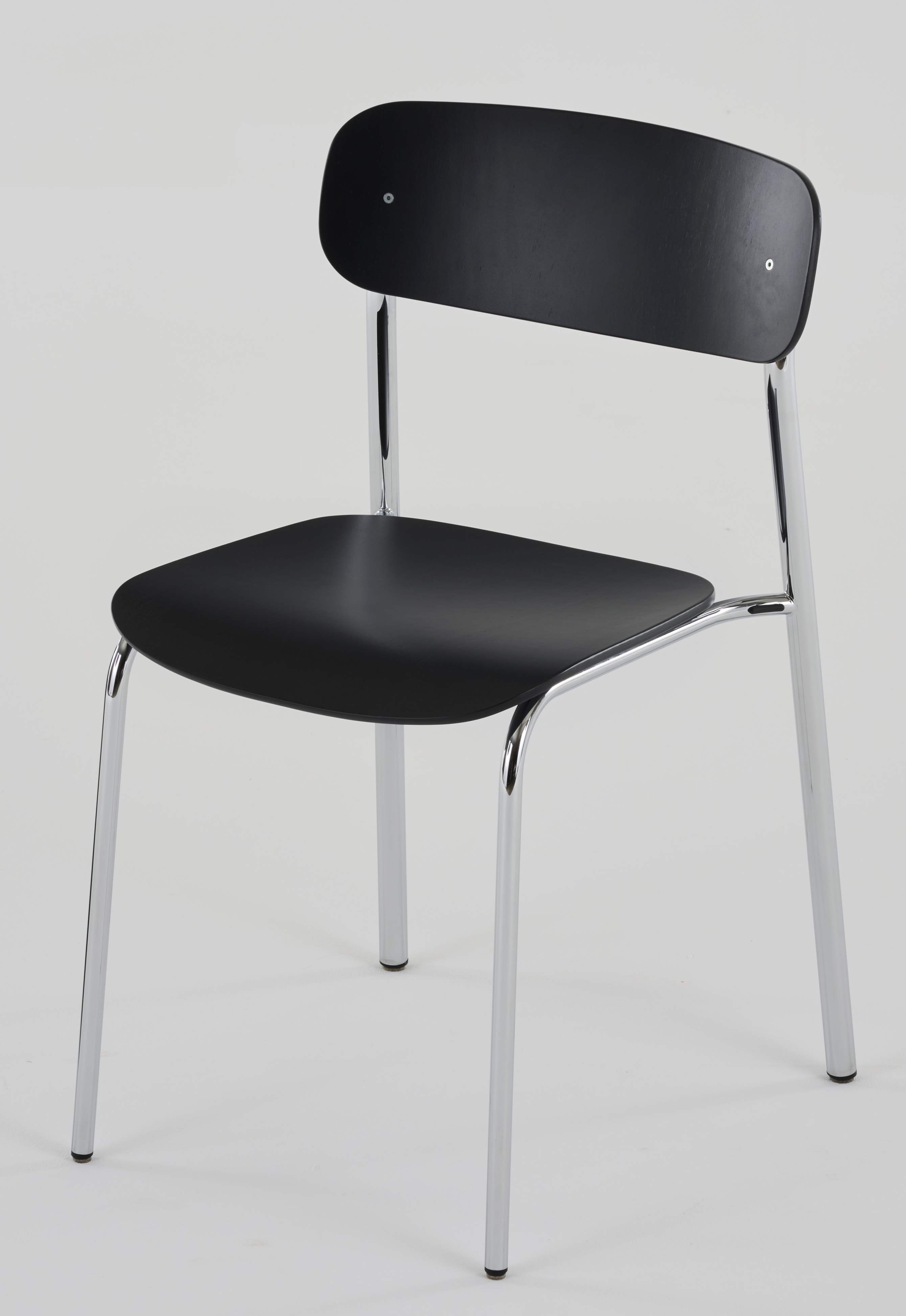 S 243 Stahlrohrstuhl von Thonet, minimalistisches Design mit schwarzer Sitzfläche und Rückenlehne, verchromtes Stahlrohrgestell.