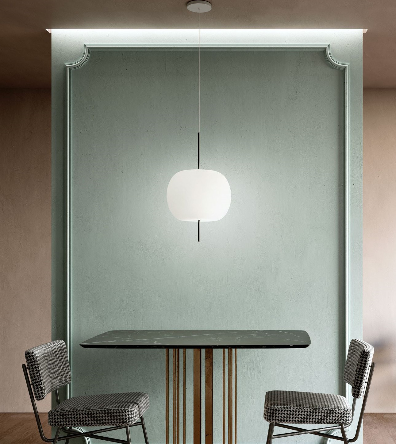 Moderne Pendelleuchte mit opalweißem Glasschirm über Esstisch und Stühlen in stilvollem Interieur. Design Lampe für Wohnzimmer.
